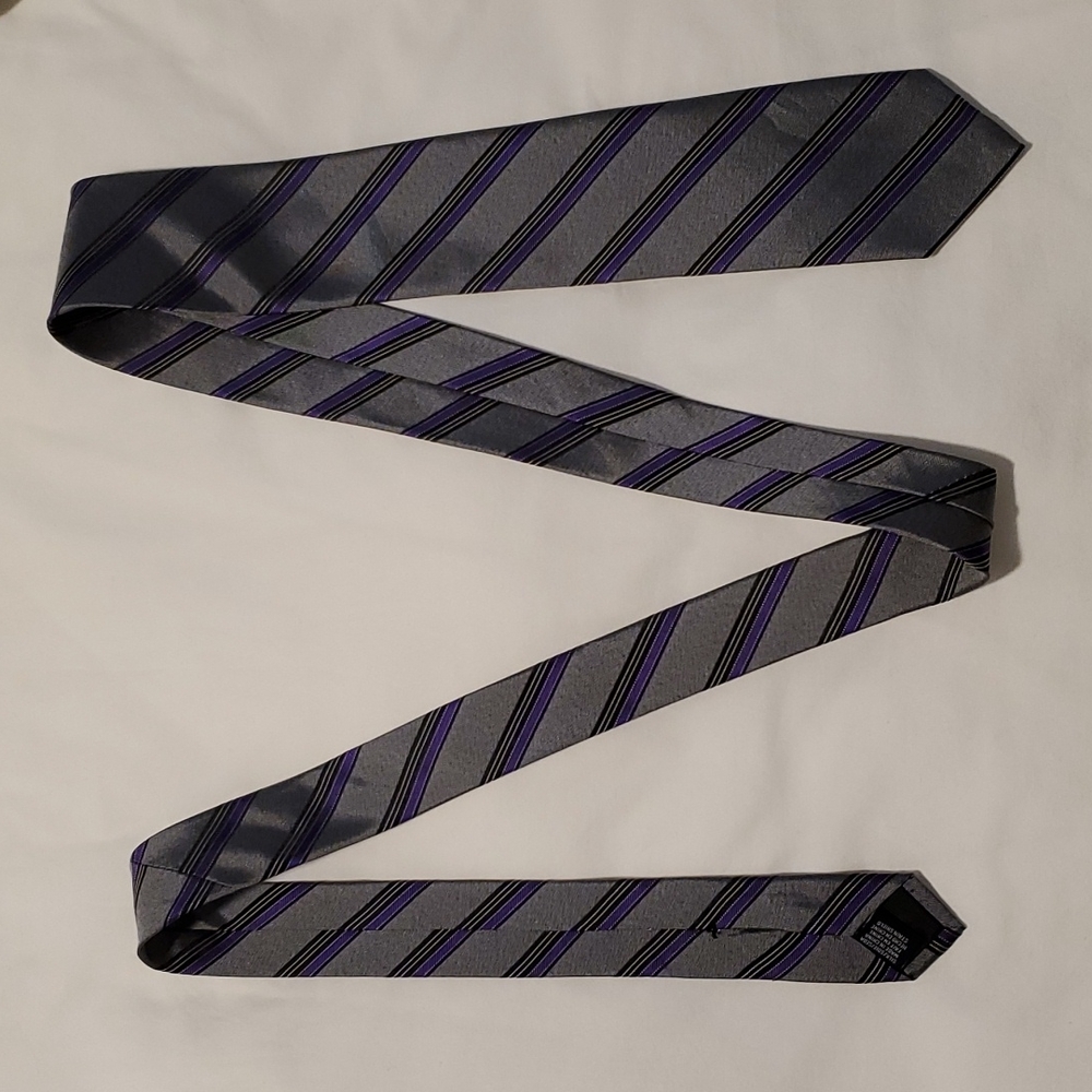 Men's Van Heusen tie, grey with purple and black pattern